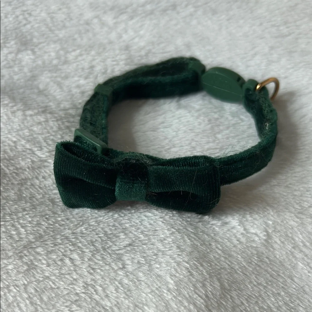 Green Velvet Bow Tie Cat Collar -Breakaway